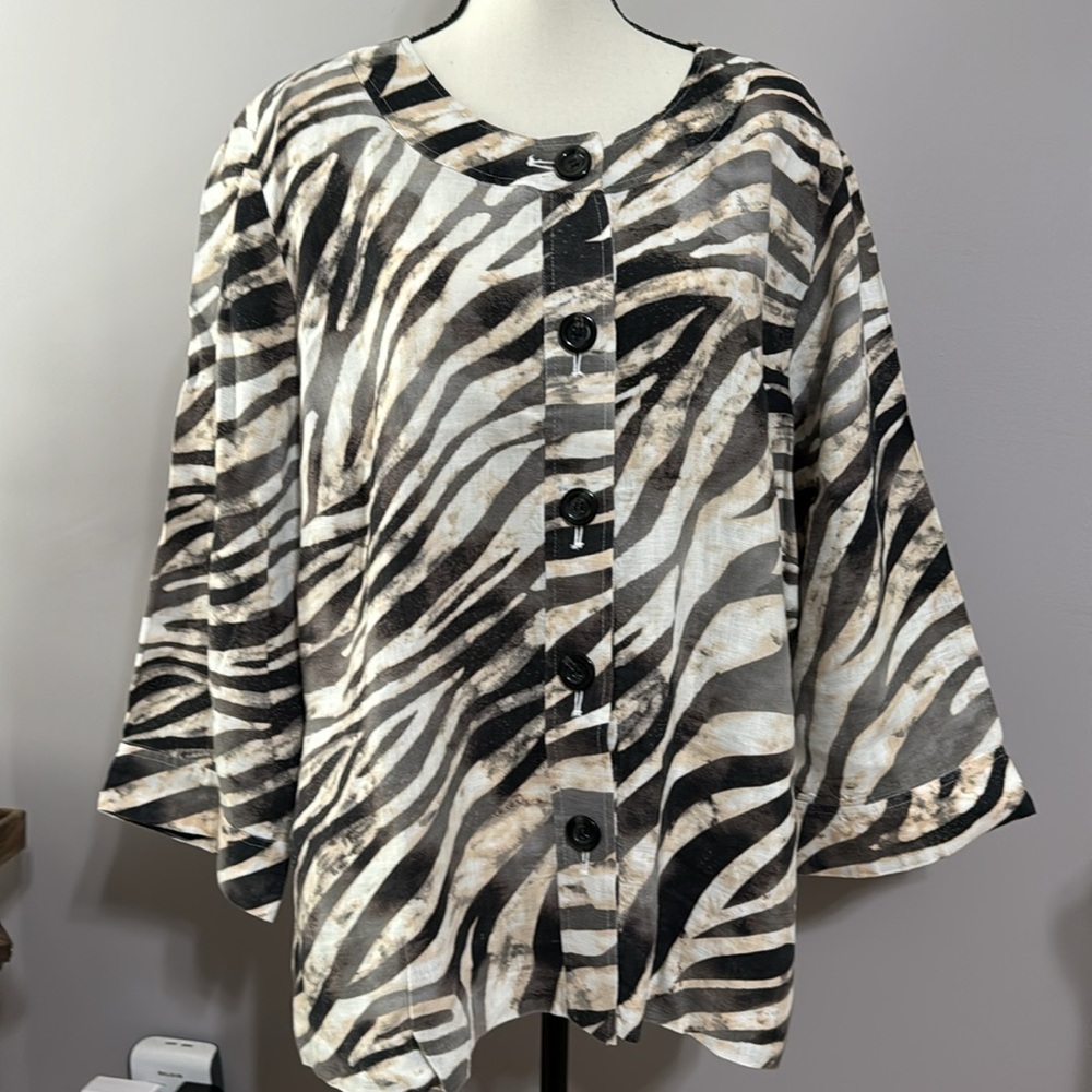 JM COLLECTION 22W button-down animal print top